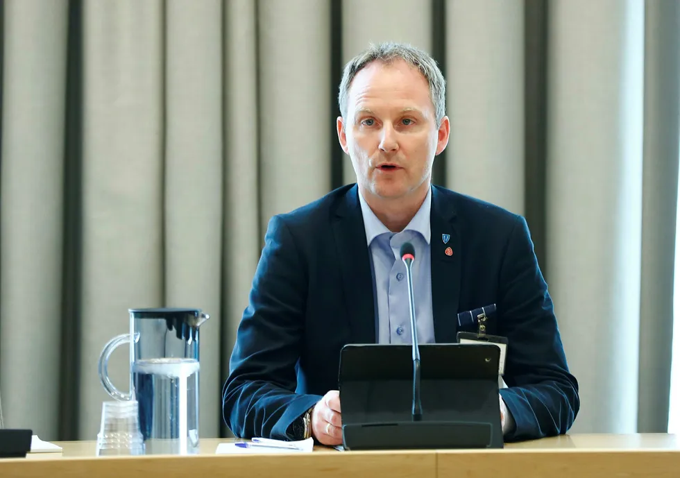 Ordfører Remi Solberg i Vestvågøy kommune i Lofoten mener kommunen ikke ble godt nok informert om smitten på MS «Trollfjord». Her er Solberg avbildet i 2017 i en åpen høring om pliktsystemet for torsketrålere.