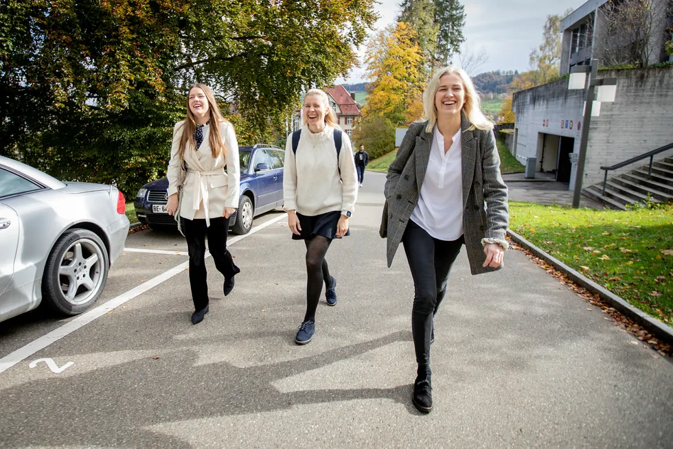 Fra venstre: Ina Helen Danielsen, Alma Botten og Ingvild Haakenstad Thoresen ved hovedbygningen på Universitetet i St. Gallen i Sveits, tre av et titall norske studenter på skolen nå i høst.