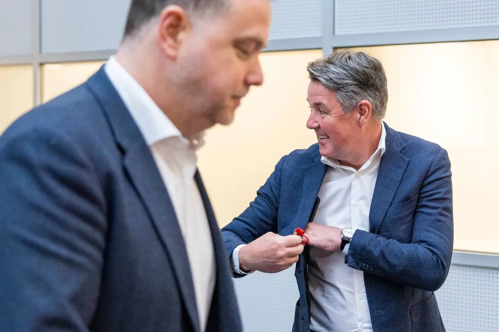 Norwegians konsernsjef Geir Karlsen (fra høyre) åpner lommeboken og satser 50–60 millioner kroner på fabrikken til Norsk e-fuel. Mandag ble det lansert partnerskap med kommersiell direktør Lars Bjørn Larsen i Norsk E-fuel.