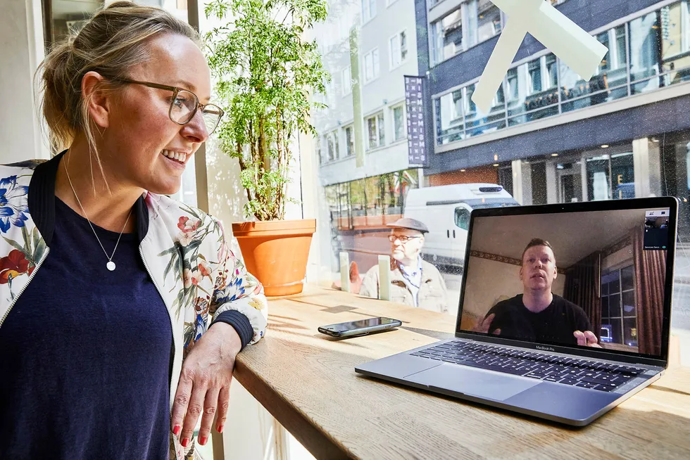 Offlinepal-gründer Roy André Tollefsen snakker med daglig leder Marie Sanne Hval via Skype. De vil hjelpe folk vekk fra mobilen med en ny app. Foto: David Brendan Torch