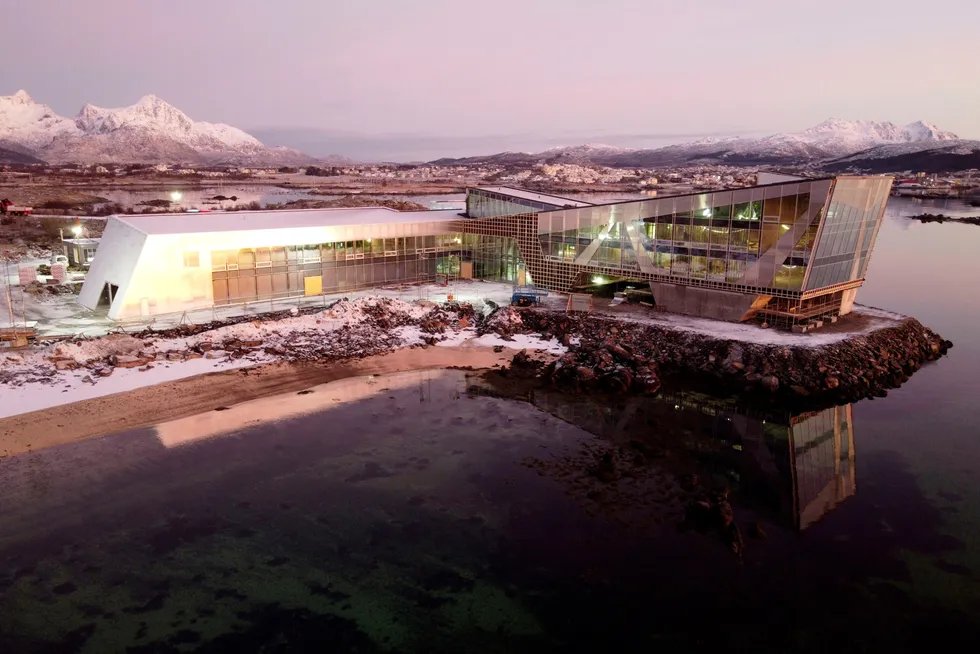 ACD Pharma bygger en bakteriofagfabrikk på Leknes i Lofoten. Kontordelen skal så ferdig våren 2022, mens produksjonslokalene forventer å være ferdige i 2023. Foto: ACD Pharma ---