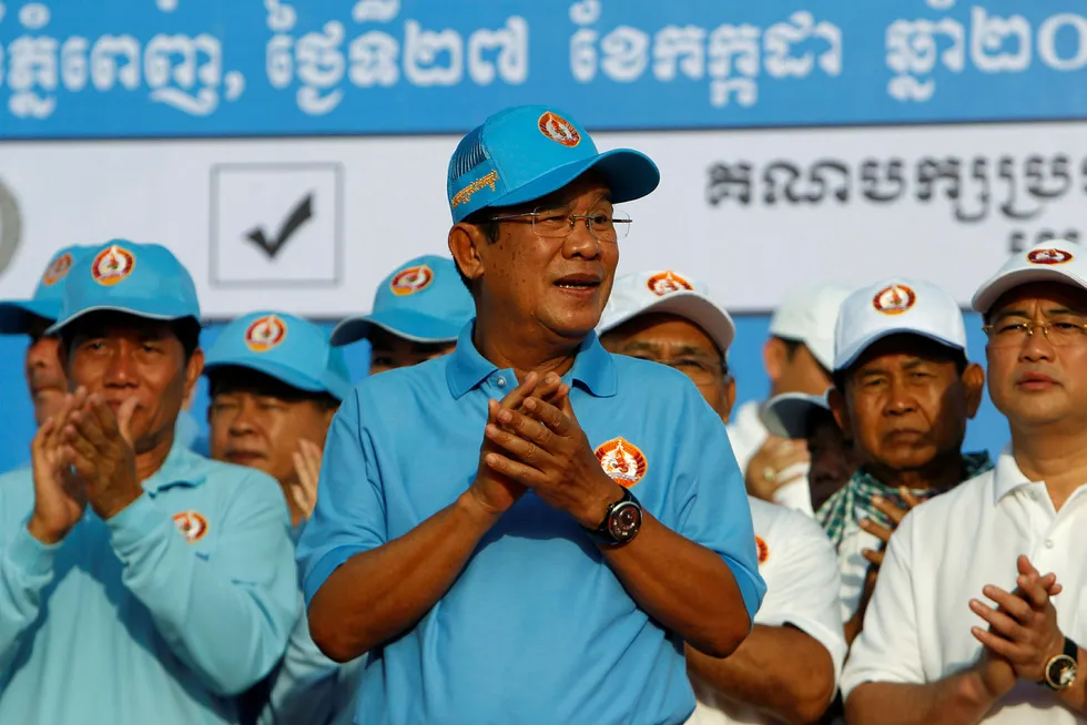 Kambodsjas sterke mann Hun Sen skryter av å ha utryddet opposisjonen, som han stempler som forrædere. Søndag er han sikret gjenvalg. Foto: Heng Sinith / AP Photo / NTB Scanpix