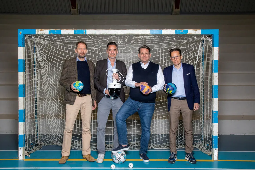Mygame-grunnleggerne Edvard Tveten (til venstre), og Harald Strømme (tredje fra venstre) slår seg sammen med Sportway-gründerne Daniel Franck og Jonas Persson.