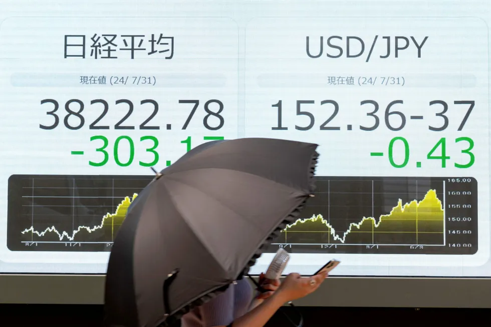 Nikkei-indeksen ved Tokyo-børsen falt før sentralbankens rentebeslutning på onsdag. Bank of Japan lover en normalisering av pengepolitikken og vil halvere kjøp av japanske statspapirer til 3000 milliarder yen i måneden.