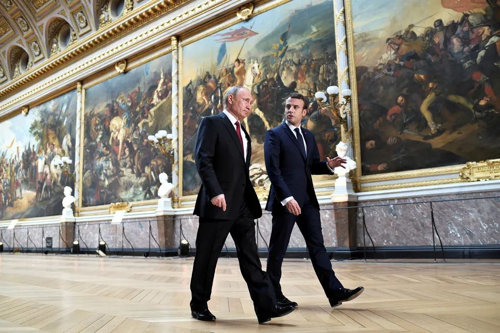Frankrikes president Emmanuel Macron (t.h) tok mandag imot sin russiske motpart Vladimir Putin (t.v.) i det prangende Versailles-slottet utenfor Paris. Foto: Stephane de Sakutin