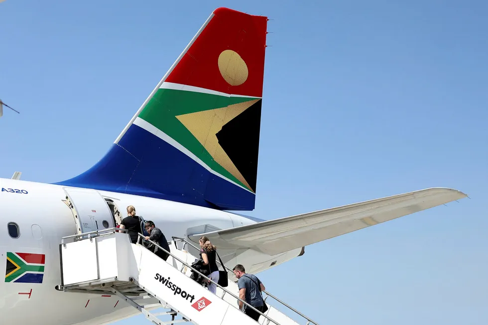 Passasjerer boarder et fly tilhørende South African Airways.