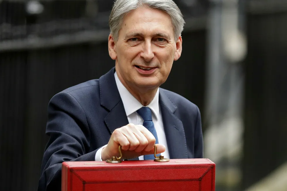 Storbritannsias finansminister Philip Hammond la fram regjeringens forslag til nytt statsbudsjett i Parlamentet onsdag. Foto: Matt Dunham, Scanpix