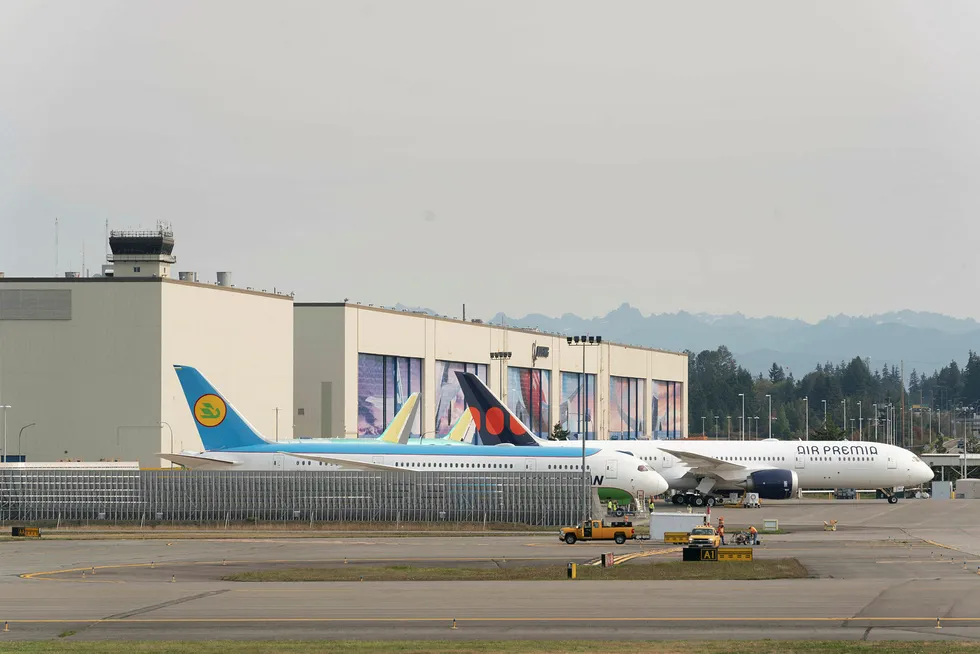 Flere Boeing 787 Dreamliner-fly parkert utenfor Boeings fabrikk i Everett i staten Washington. Ifølge Wall Street Journal skal Boeing flytte produksjonen av flyet til fabrikken i Sør-Carolina.
