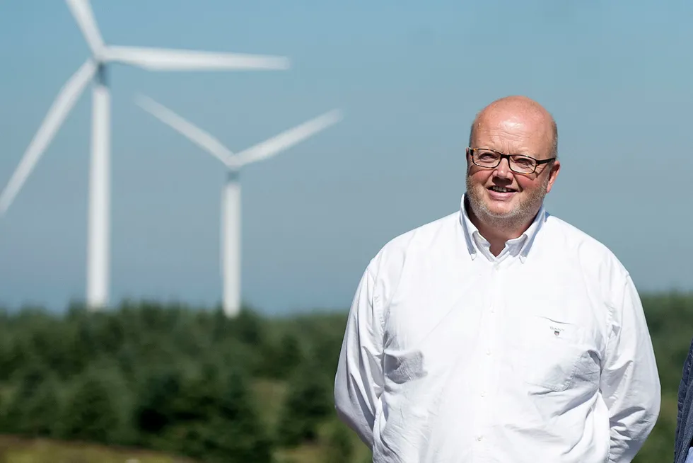 Vindkraftutbygger Tore Ivar Slettemoen tar med seg millionene til Zug i Sveits.