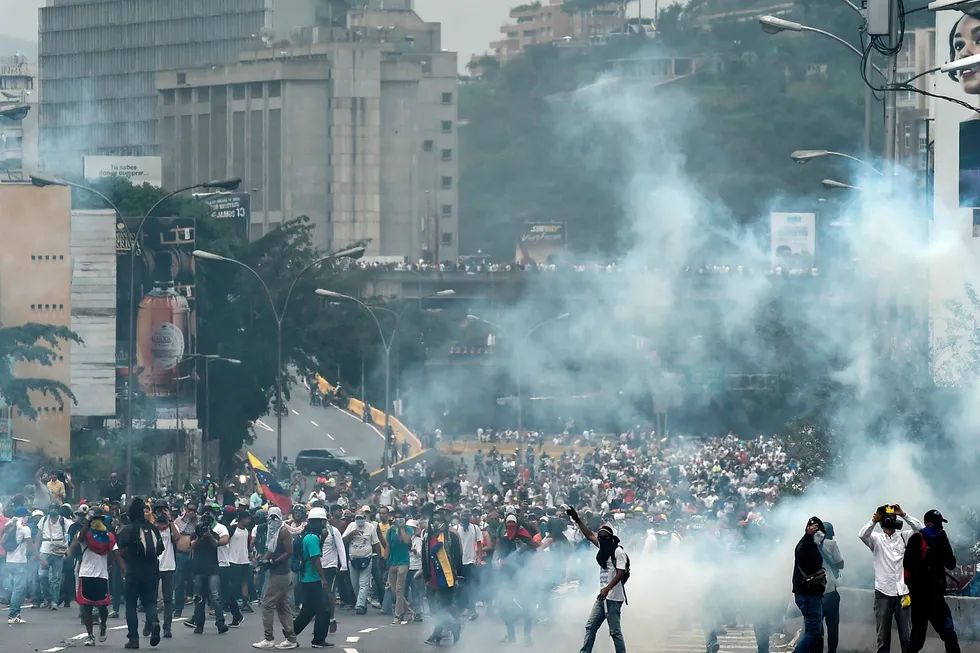 Kraftige sammenstøt mellom politi og demonstranter i Venezuelas hovedstad Caracas. Tre personer døde. Foto: Juan Barreto/AFP photo/NTB scanpix
