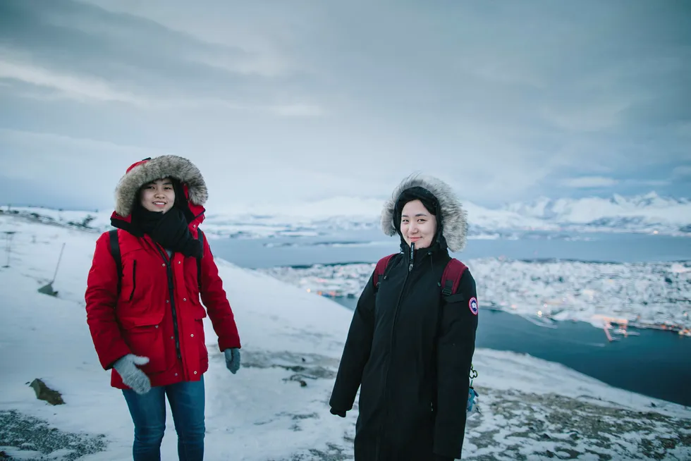 Kinesiske Xuedi Dou (21) og Zhiyou Liu (22) var på en ukes norgesferie i romjulen og tok taubanen i Tromsø for å nyte utsikten. «Vi ønsket å besøke et sted hvor det er kaldt og som har snø. Det har vi ikke hvor vi kommer fra, sier jentene. Foto: Marius Fiskum