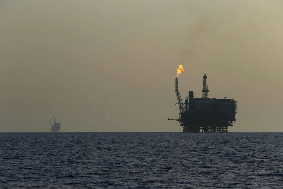 En oljeplattform på Bouri Oil-feltet utenfor Libyas kyst. Landets største oljefelt, Shahara, skal angivelig ha stoppet produksjonen igjen. Det løftet oljeprisene mandag. Foto: DARRIN ZAMMIT LUPI