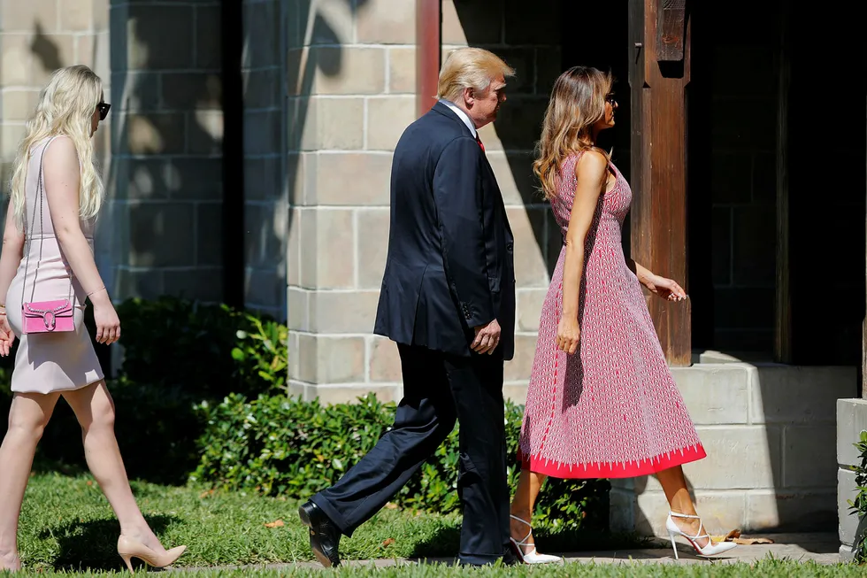 President Donald Trump og kona Melania på vei inn i en kirke i Palm Beach første påskedag. Presidentens datter Tiffany Trump følger etter. Foto: AP/ NTB scanpix