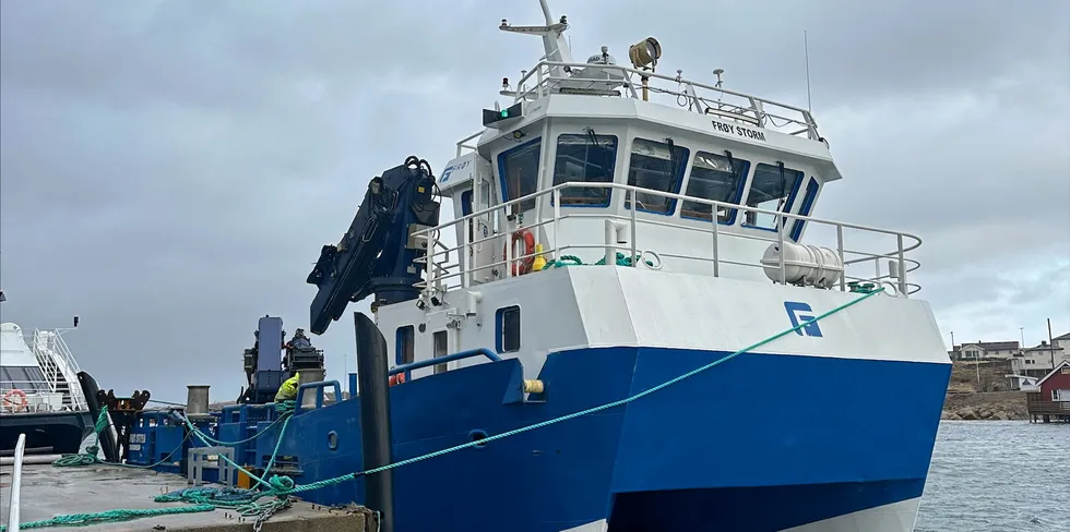 Den ene kranen på servicebåten «Frøy Storm» knakk under løfting av en bunnring tidligere i år. – Vi må lære av våre feil, sier rederiet.
