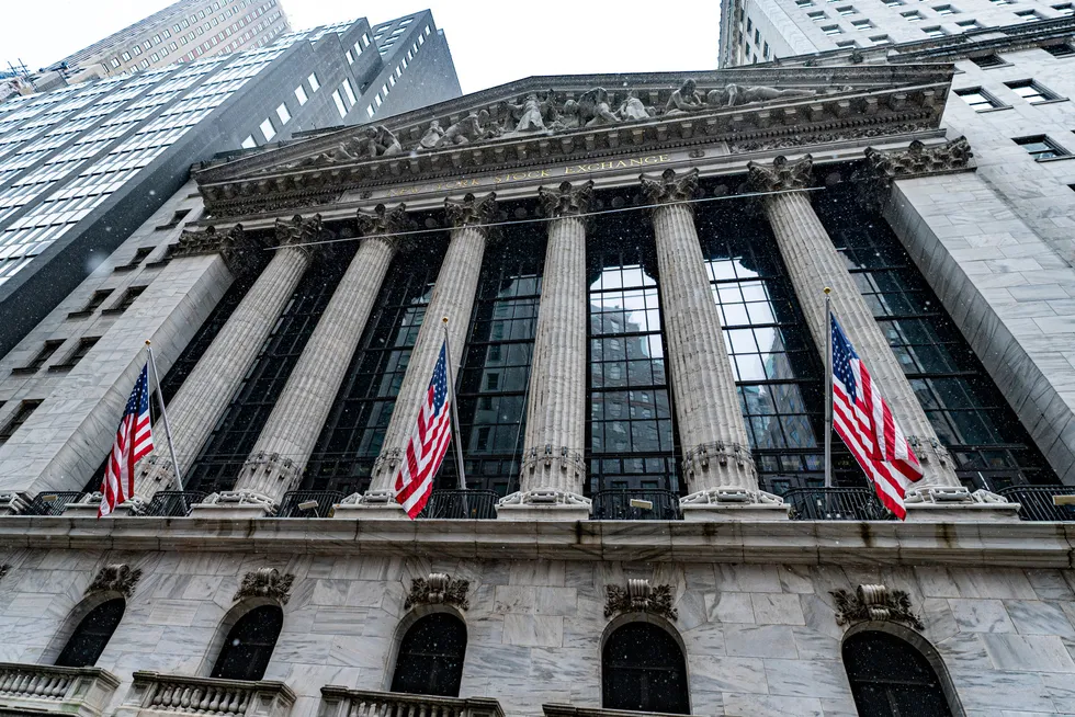 Wall Street tar en fot i bakken, etter at New York Stock Exchange (bildet) og S&P 500 satte rekordnoteringer mandag.