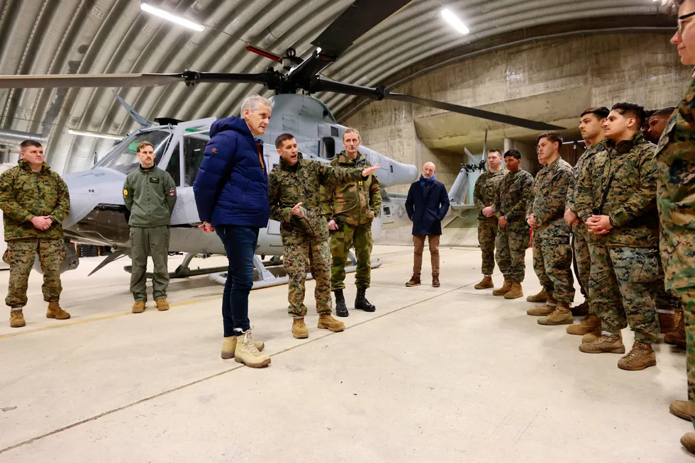 Statsminister Jonas Gahr Støre besøkte amerikanske US Marines soldater som tjenestegjør i en helikopteravdeling ved Bardufoss i forbindelse med militærøvelsen Cold Response 2022.