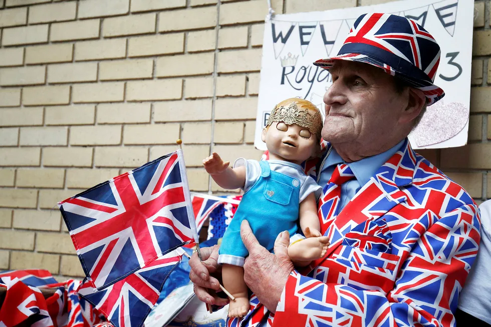 A supporter of the royal family holds a doll wearing a crown as he sits outside the Lindo Wing of St Mary's Hospital after Britain's Catherine, the Duchess of Cambridge, was admitted after going into labour ahead of the birth of her third child, in London, April 23, 2018. REUTERS/Henry Nicholls TPX IMAGES OF THE DAY --- Foto: HENRY NICHOLLS/Reuters/NTB scanpix