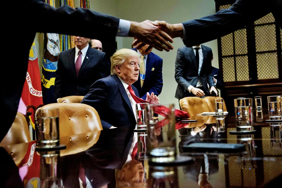 USAs president Donald J. Trump har så langt vært godt nytt for amerikansk finansindustri og han vil også signere en presidentordre for å nedskalere Dodd-Frank-loven om finansiell regulering. Foto: Brendan Smialowski/AFP/NTB Scanpix