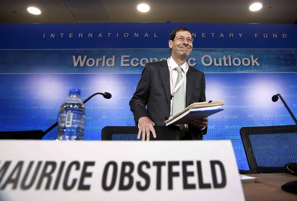 IMFs sjeføkonom Maurice Obstfeld la tirsdag frem pengefondets nye prognoser. Bildet er fra en tidligere pressekonferanse. Foto: Stephen Jaffe/AFP/NTB Scanpix
