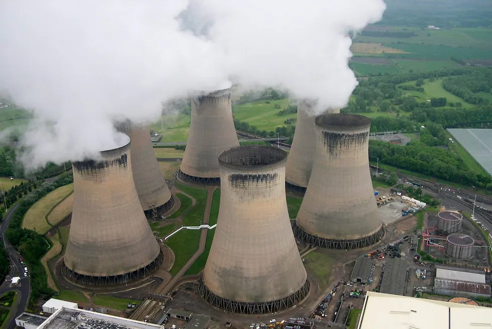 Storbritannia er blant statene med verdens mest ambisiøse klimapolitikk, og har vedtatt en kraftig omstilling av sin kull- og gassbaserte kraftsektor i kjølvannet av klimaloven, skriver forskere ved Fridtjof Nansens Institutt. Her er et engelsk kullkraftverk. Foto: Reuters/NTB Scanpix