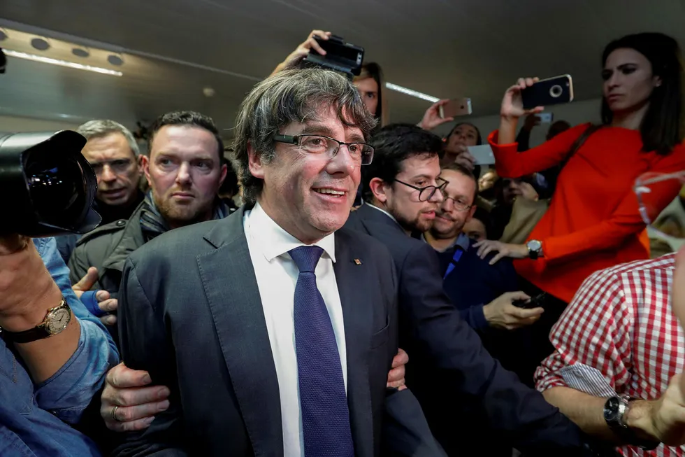Den nylig avsatte presidenten i Catalonia Carles Puigdemont er i Brussel, og varsler at han ikke kommer til å stille i rettssaken i Madrid. Foto: REUTERS/YVES HERMAN