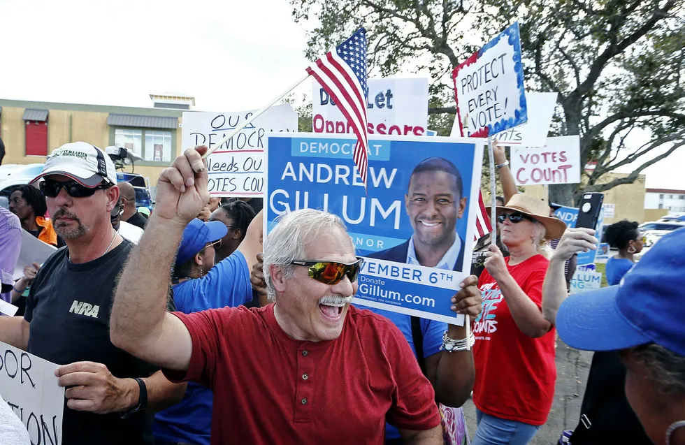 Demonstranter utenfor valglokalet i Lauderhill i Florida, lørdag.