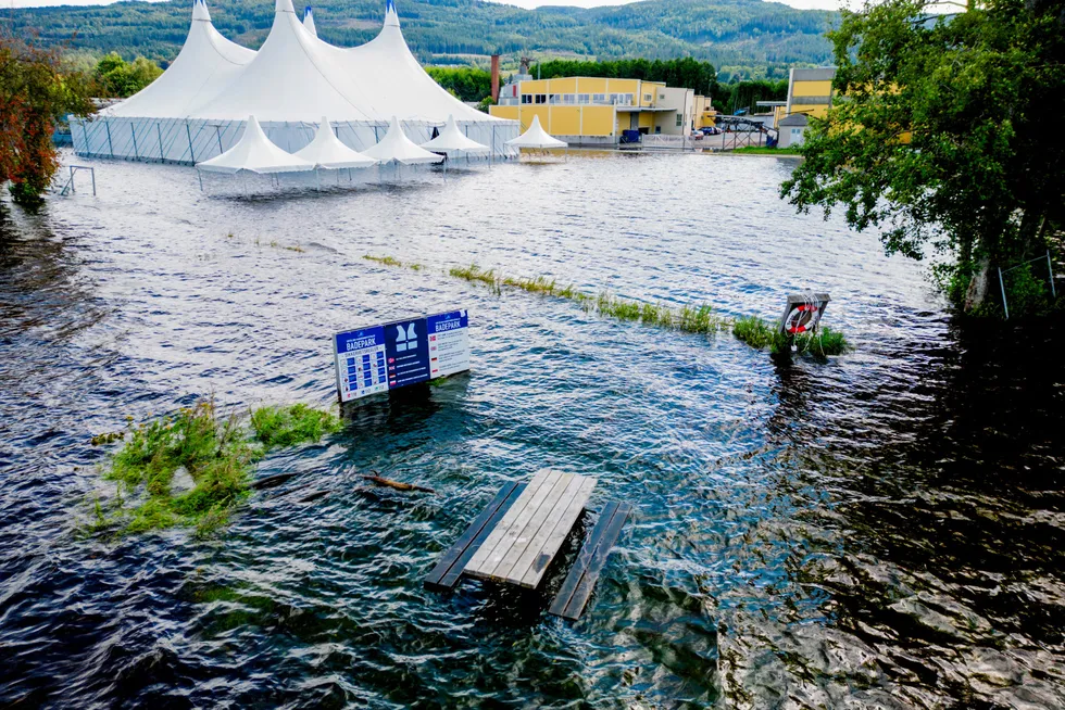 Randsfjord badepark holdes stengt som følge av høyt vannivå etter ekstremværet «Hans». Arbeidet med å rydde opp etter ekstremværet er i gang, men fortsatt står vannet høyt i flere vassdrag.