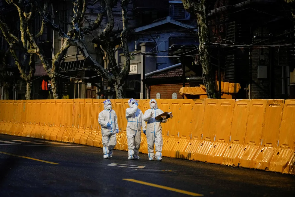 Den østlige delen av den kinesiske storbyen Shanghai er helt nedstengt de neste dagene. Befolkningen skal massetestes for koronavirus.