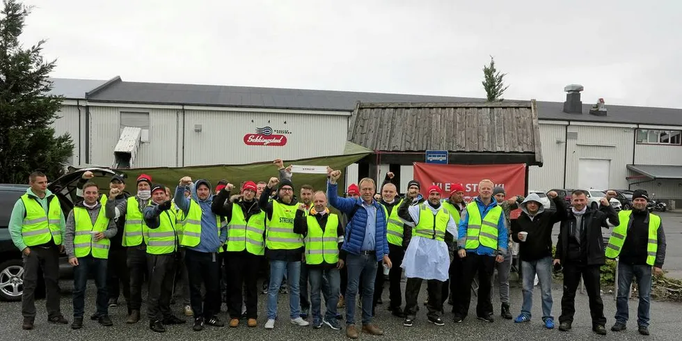 OPPTRAPPING: Streiken ved Norse Production ved Sekkingstad på Sotra trappes opp.Foto: Nils Torsvik