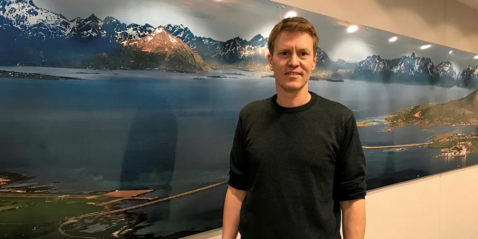 Påtroppende konsernsjef i Nordlaks, Eirik Welde. På bildet bak ser du fabrikken på Børøya nede til høyre. I bakgrunnen reiser nordsida av Lofotveggen seg. Nede til venstre skimtes Skagen lufthavn. Pressefoto