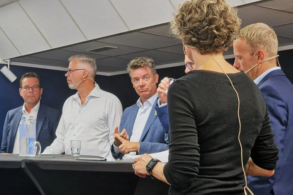 Per Lund fra Odfjell Ocean Wind i midten av ett av panelene som diskuterte havvind på Arendalsuka. Ellers fra venstre: Magne Nilsen (Gard), Christian SJødin (Fred. Olsen Seawinds), Sebastian Bringsværd (skjult, Mainstream), Georg Nygaard (Niord) og Silje Grjotheim (DNV, ryggen til).