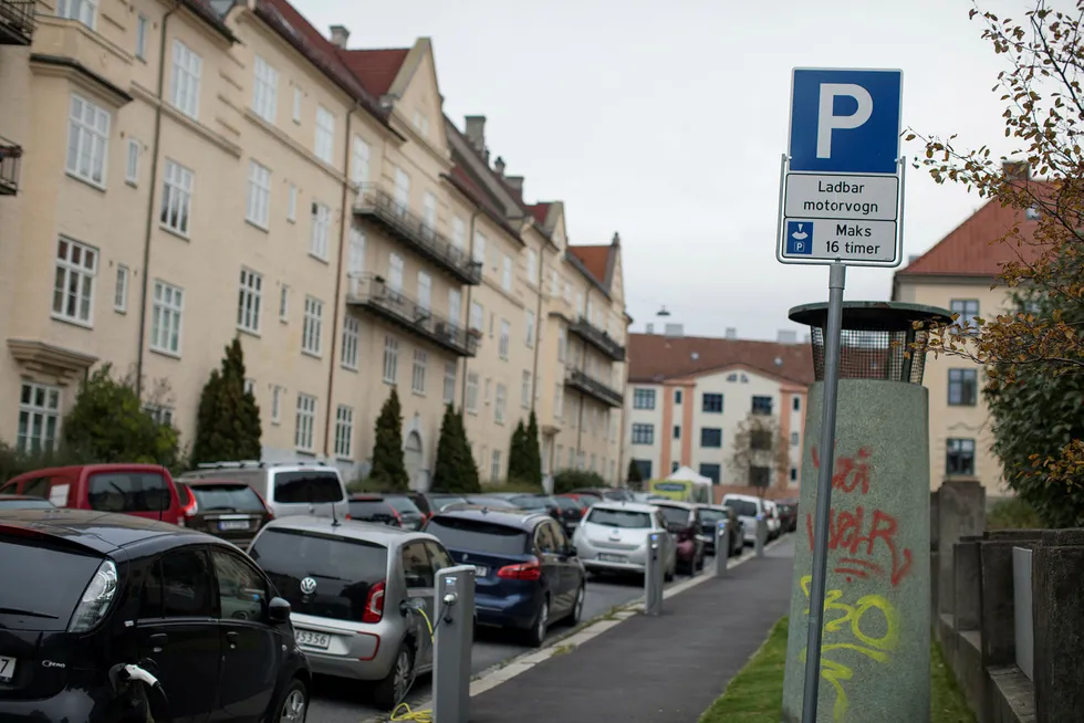Bør ikke målet først og fremst være å få færre og mer miljøvennlige biler på veiene i Norge? Spør forfatteren. Foto: Øyvind Elvsborg