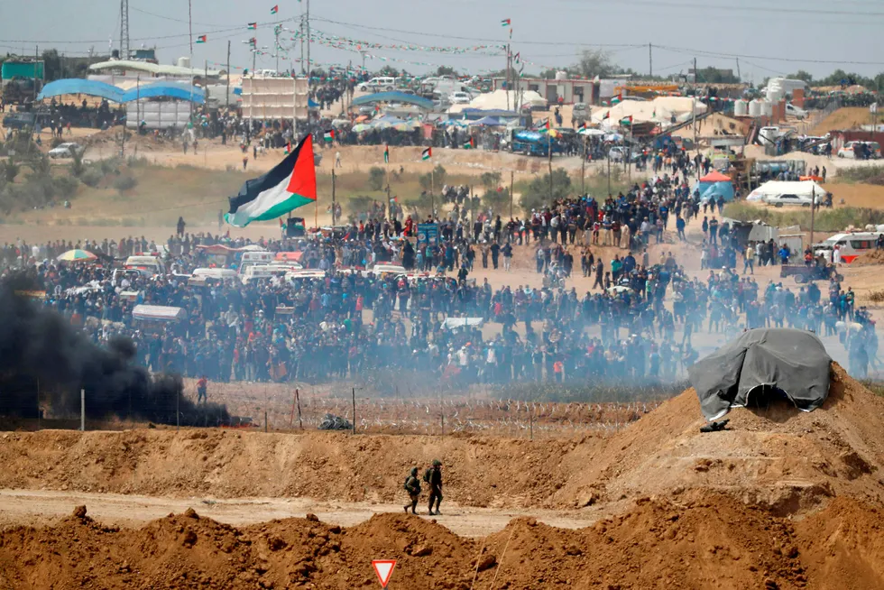 ---------------Gjenkjenn språkAfrikaansAlbanskAmhariskArabiskArmenskAserbajdsjanskBaskiskBengaliBosniskBulgarskBurmesiskCebuanoDanskEngelskEsperantoEstiskFinskFranskGalisiskGassiskGeorgiskGreskGujaratiHaitiskHausaHawaiiskHebraiskHindiHmongHviterussiskIboIndonesiskIrskIslandskItalienskJapanskJavanesiskJiddiskJorubaKannadaKasakhiskKatalanskKhmerKinesisk (forenklet)Kinesisk (tradisjonell)KirgisiskKoreanskKorsikanskKroatiskKurdiskLaotiskLatinLatviskLitauiskLuxemburgskMakedonskMalayalamMalayiskMaltesiskMaoriMarathiMongolskNederlandskNepaliNorskNyanjaPanjabiPashtoPersiskPolskPortugisiskRumenskRussiskSamoanskSerbiskShonaSindhiSingalesiskSkotsk-gæliskSlovakiskSlovenskSomaliSpanskSundanesiskSvenskSwahiliSør-sothoTadsjikiskTagalogTamilTeluguThaiTsjekkiskTyrkiskTyskUkrainskUngarskUrduUsbekiskVestfrisiskVietnamesiskWalisiskXhosaZuluEngelsk Her følger israelske soldater ved grensen mot Gazastripen med på palestinske demonstranter som samler seg i protest etter at israelske styrker drepte 33 palestinere og såret hundrevis. Foto: Jack Guez/AFP/NTB Scanpix