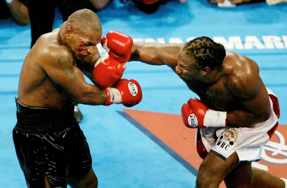 Mike Tyson har sagt det godt: «Alle har en plan frem til de får en knyttneve i ansiktet». Fra boksekamp med Mike Tyson mot Lennox Lewis i 2002. Foto: Jeff J Mitchell/Reuters/NTB scanpix