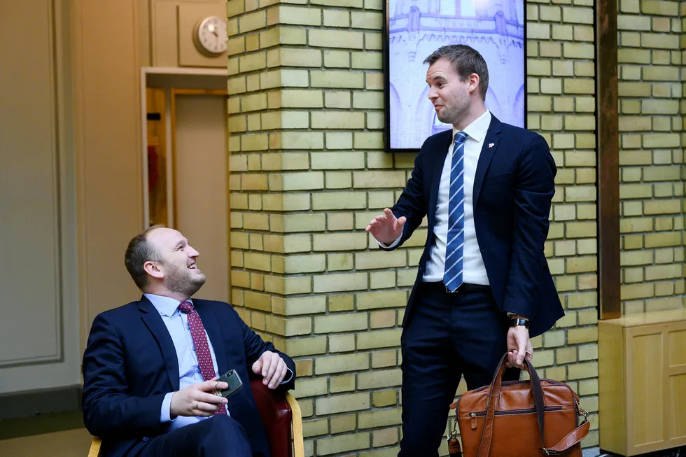 KrF-leder Kjell Ingolf Ropstad (til høyre) møtte samferdselsminister Jon Georg Dale (Frp) i Stortingets vandrehall før de skulle inn i spontanspørretimen.