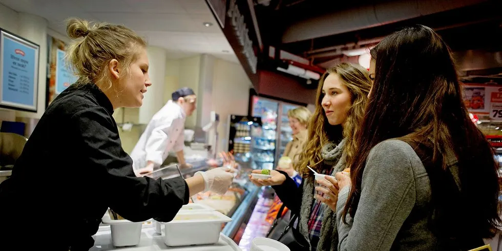 STAGNERER: Salget av Sushi i butikker har økt massevis de siste årene, men har nå flatet ut. Ny studier viser at de yngste spiser mindre sjømat.ILL. Foto: Mikaela Berg/DN