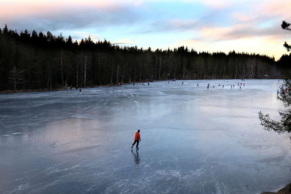 I mangel av snø i Oslo-området er det mange som benyttet vannene i Marka til skøyteturer. Foto: Vidar Ruud / NTB scanpix