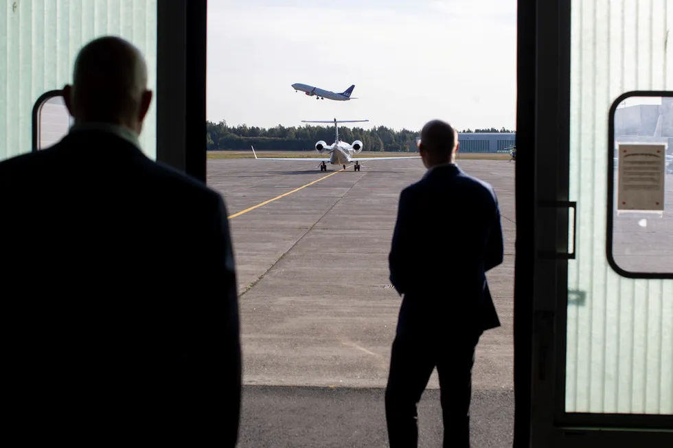 Privatflyselskapet Airwing, med spillinvestor Morten Klein (fra venstre, med ryggen til), gikk konkurs sist torsdag. Her på Gardermoen fra et intervju høsten 2021.