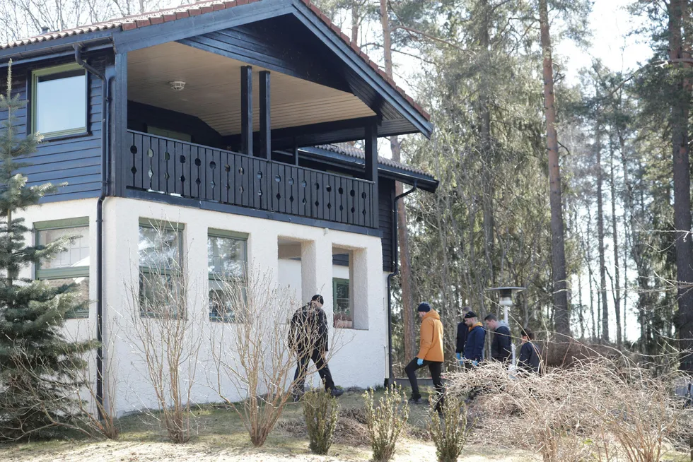Politiet gjør nye undersøkelser rundt huset til den forsvunne Anne-Elisabeth Hagen på Lørenskog. Her fra tidligere i april måned.