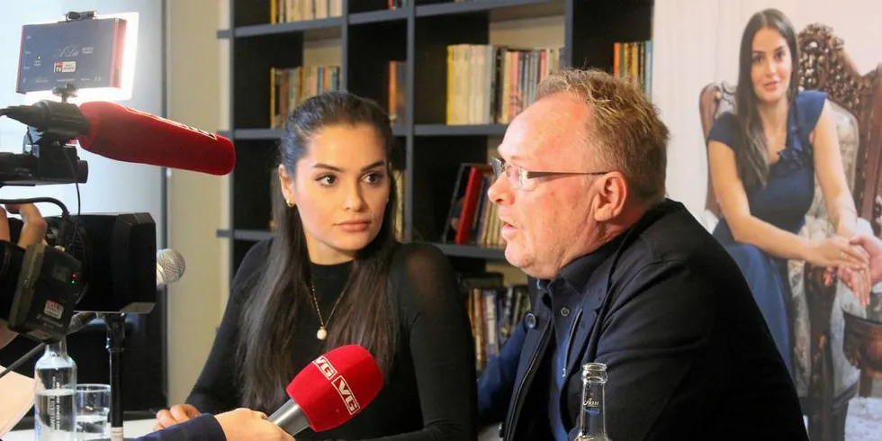 BOKLANSERING: Presseoppbudet var stort under boklansering av «Fremmede makter har flyttet inn» av Per Sandberg og Bahareh Letnes mandag formiddag.Foto: Anders Furuset