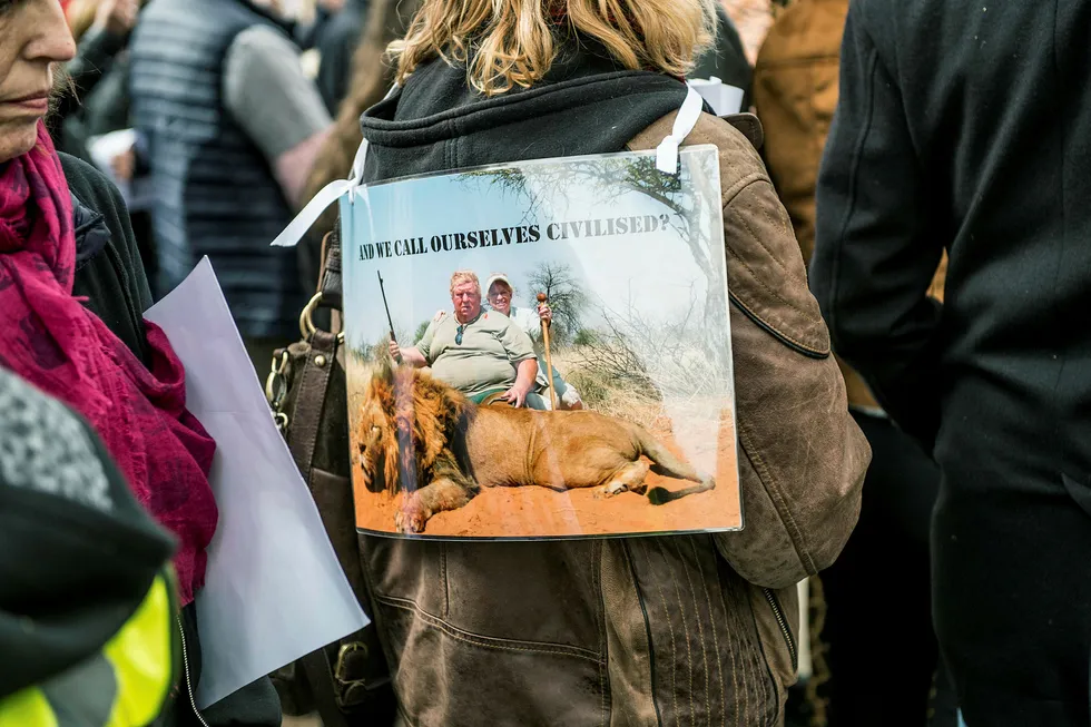 Demonstranter mot utryddelse og troféjakt på truede dyr utenfor Downing Street i London tidligere i år.