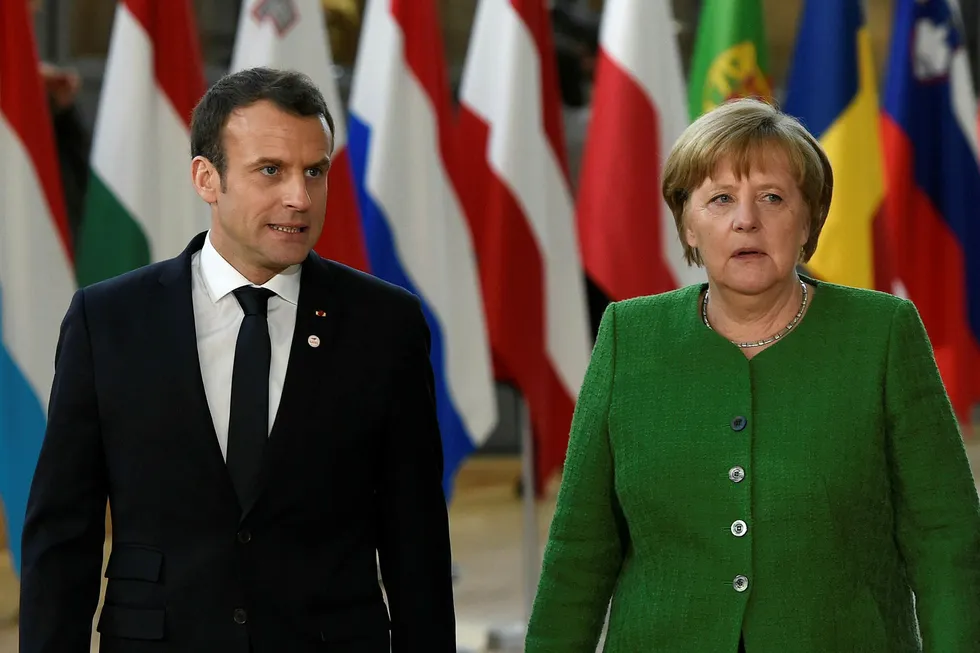 Tysklands statsminister Angela Merkel og Frankrikes president Emmanuel Macron advarer Donald Trump mot følgene dersom han starter handelskrig. Dette bildet er tatt under et EU-møte i Brussel 23. februar. Foto: JOHN THYS