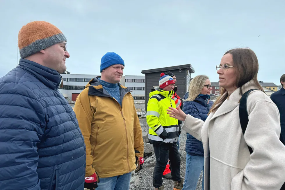 Fiskeriminister Marianne Sivertsen Næss sier de kommende årene vil bli krevende for mange. Hun har likevel tro på at næringa skal stå han greit av. Her på besøk i Vardø tidligere i år.