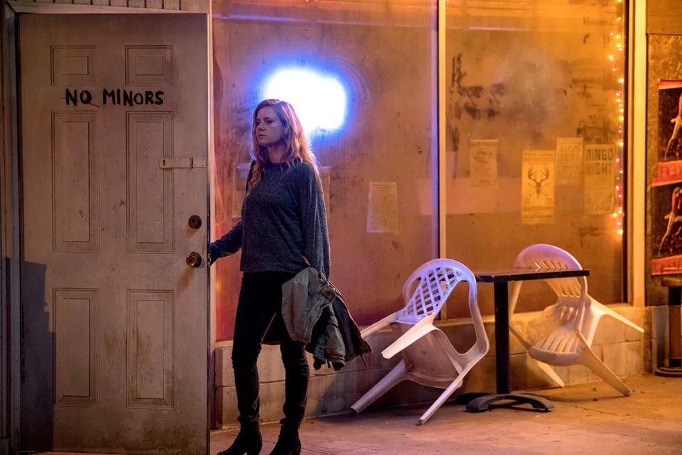 Mangslungen tragedie. Amy Adams inntar hovedrollen med hud og hår i HBOs åtte episoders thriller «Sharp Objects». Foto: HBO