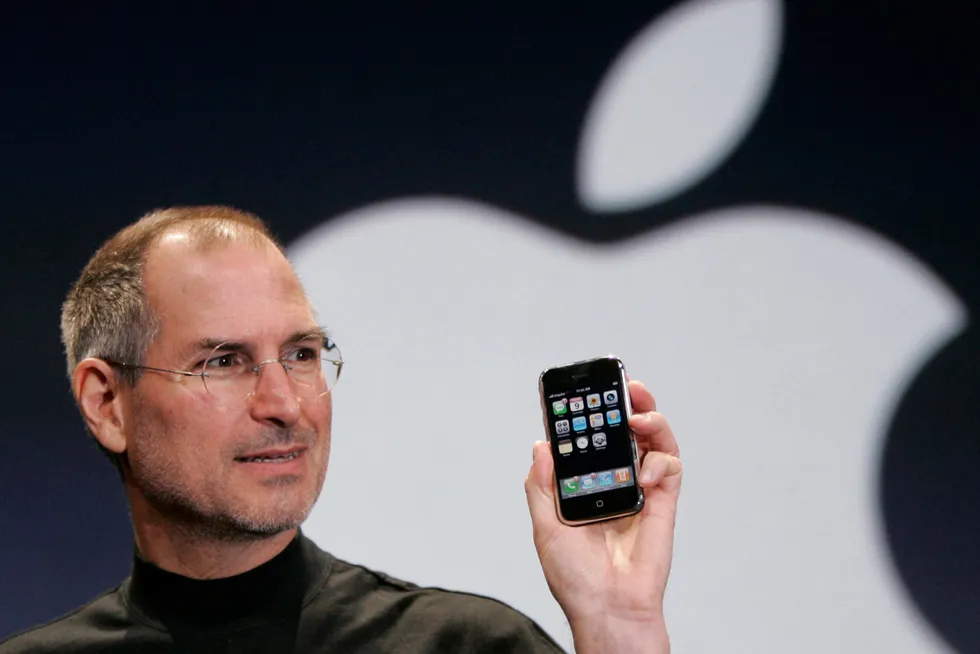 Daværende sjef for Apple, Steve Jobs, viser 9. januar 2007 frem den første generasjonen av Iphone. 16. juli i år ble en slik telefon solgt for 190.373 dollar på en auksjon. Originalprisen var 499 dollar.