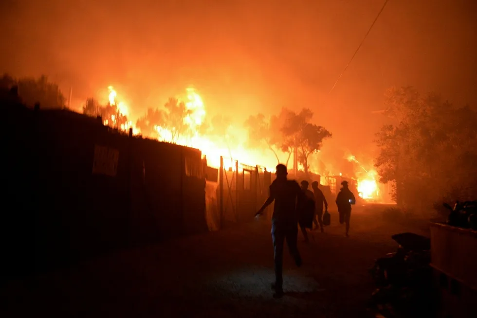 Migranter og flyktninger flykter fra brannene i Moria-leiren på Lesbos