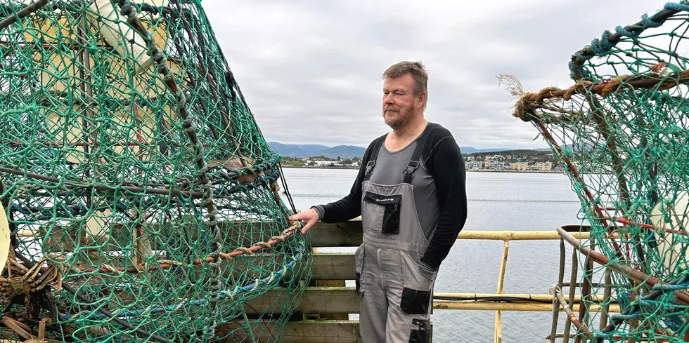 Den færøyske reketråleren «Arctic Viking» kom nylig til Tromsø med 300 snøkrabbeteiner de fikk i trålen. Skipper Heri Vernar Thomsen reagerer sterkt på at norske snøkrabbefiskere tilsynelatende dumper teiner. Tøffere krav om teinemerking må til, mener Fiskeribladet.