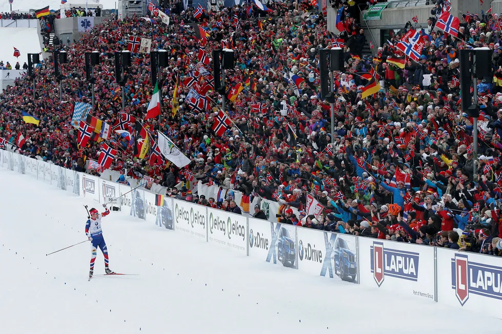Emil Hegle Svendsen jubler her foran fulle tribuner for seier i herrenes skiskytterstafett i VM i Oslo i 2016. Om noen år kan dette bli vanskelig å gjennomføre. Foto: Ruud, Vidar