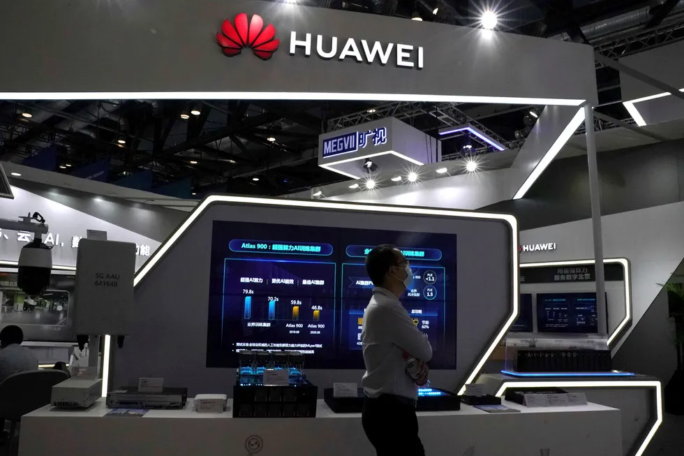 Den kinesiske teknologigiganten Huawei er utestengt fra viktige internasjonale markeder. Nå vurderer USA å trappe opp teknologikrigen med Kina og ilegge landets største databrikkeselskap restriksjoner som gjør de ikke kan benytte hverken komponenter eller produksjonsutstyr fra amerikanske selskaper. Her fra China International Fair for Trade in Services (CIFTIS) i Beijing i forrige uke.