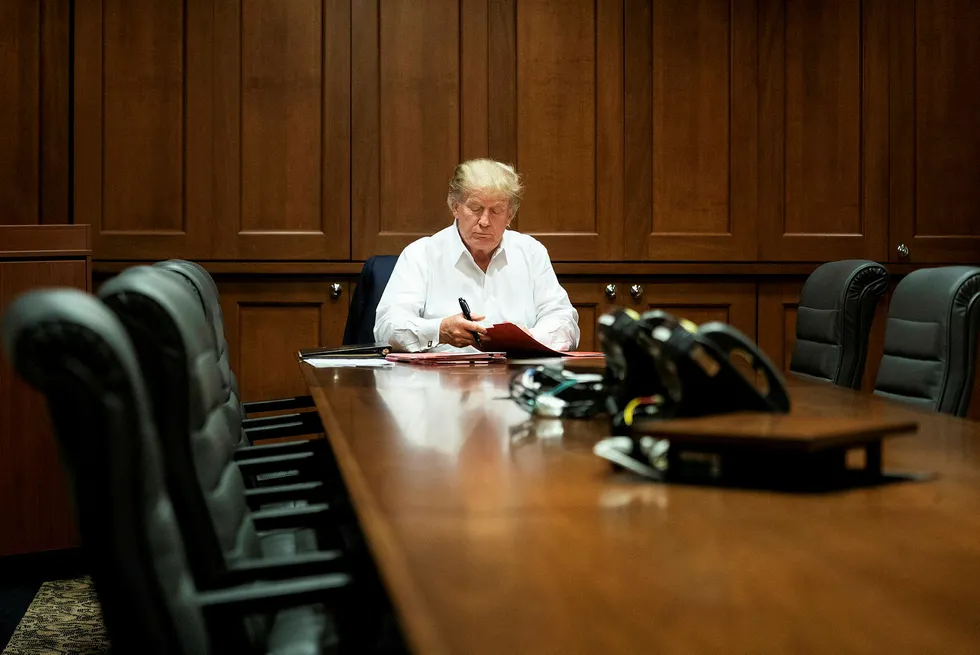 Bildet – som er sendt ut av Det hvite hus selv – viser Donald Trump som jobber fra Walter Reed militærsykehus, der han for tiden er innlagt med koronasmitte. Bildet ble sendt ut etter at Trumps stabssjef sådde tvil om helsetilstanden til presidenten.